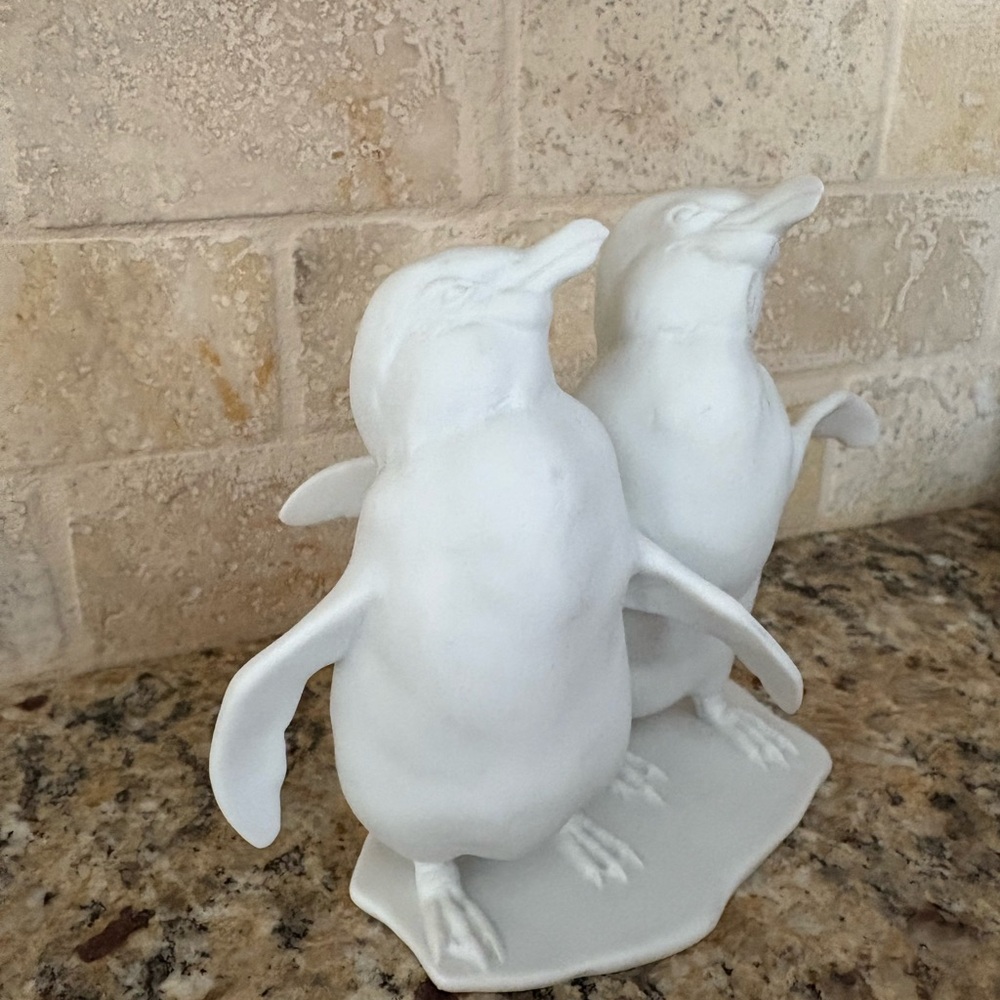 AK Kaiser (Germany) white bisque porcelain pair of penguins. - Picture 2 of 5